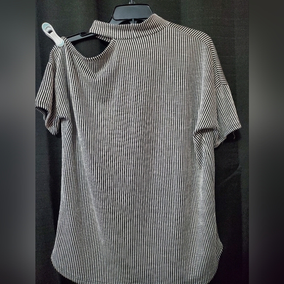 Wanna B Short Sleeve Bare Shoulder Shirt SZ LG - Picture 5 of 5